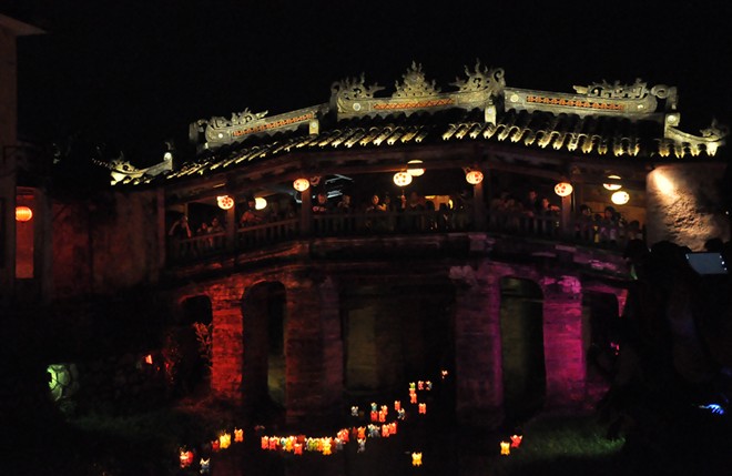 Phố[-]Hội[-]bừng[-]sáng[-]trong[-]mùa[-]lễ[-]Vu[-]Lan